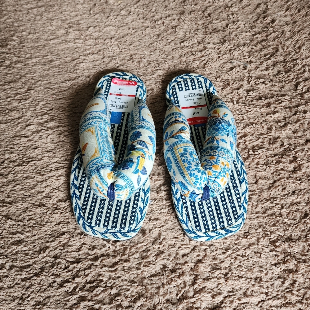 Farm Rio Puffy Flip Flops Size 6